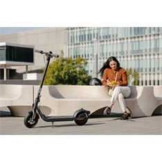 Segway Ninebot KickScooter F2 elektromos roller + Ráadás Segway Ninebot felnőtt fekete bukósisak (L-es méret)